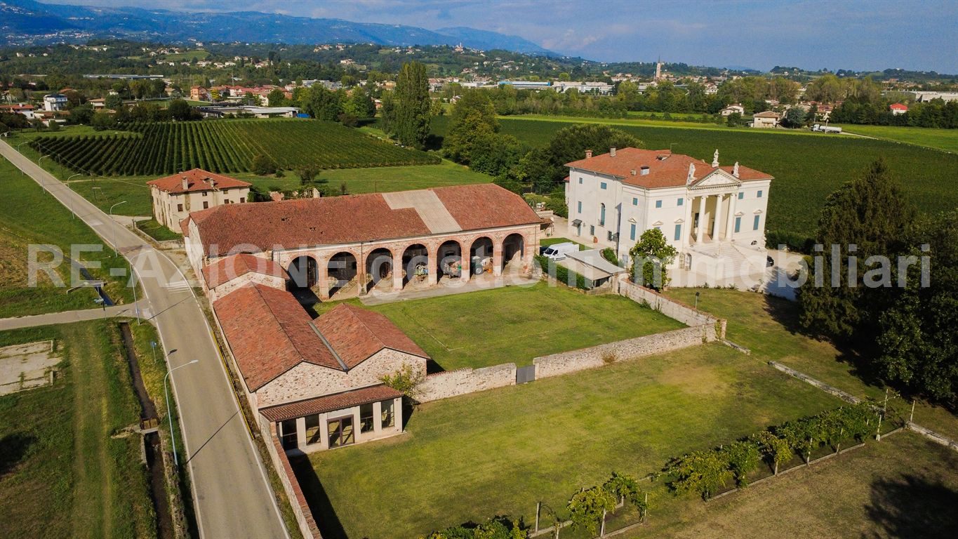 SARCEDO - Villa Capra | Barchessa con portico ad archi, abitazione e garage