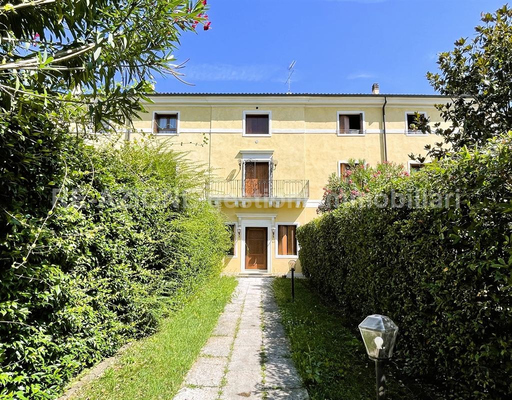 VICENZA: in vendita ampio TRICAMERE in villa